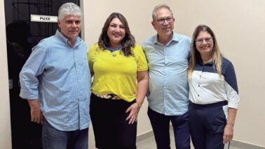 Prefeito e demais convidados em evento