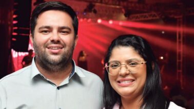 O casal Gabriel Felipe Uchida e Jéssica Dalkirane Uchida
