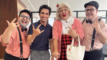 Marcelo Monteiro ao lado da banda Geriatricus