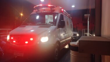 Mulher é socorrida pelo SAMU com queimaduras após ser atacada pelo ex-companheiro (Foto : O Diário de Barretos)