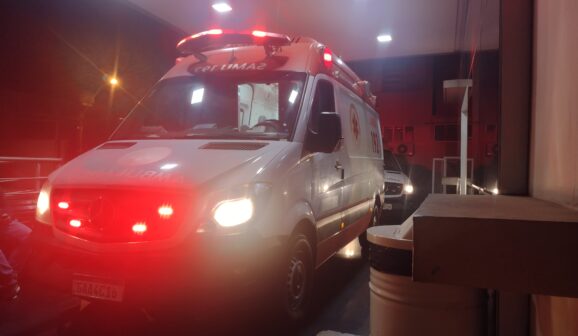 Mulher é socorrida pelo SAMU com queimaduras após ser atacada pelo ex-companheiro (Foto : O Diário de Barretos)