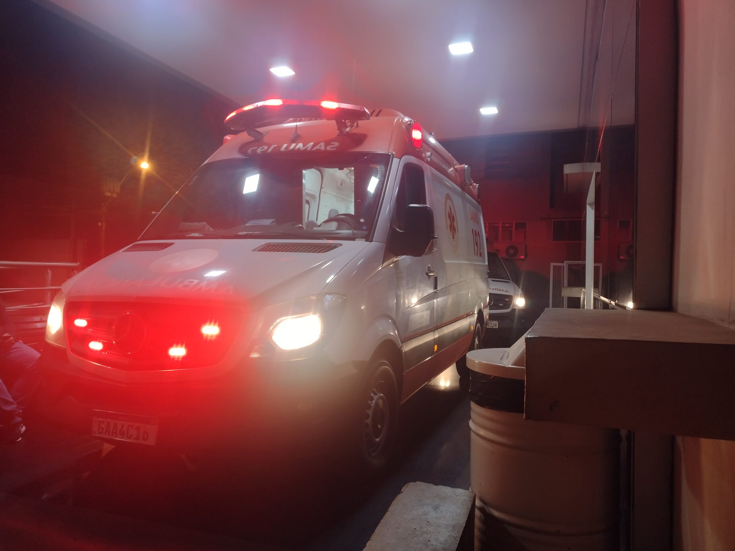 Mulher é socorrida pelo SAMU com queimaduras após ser atacada pelo ex-companheiro