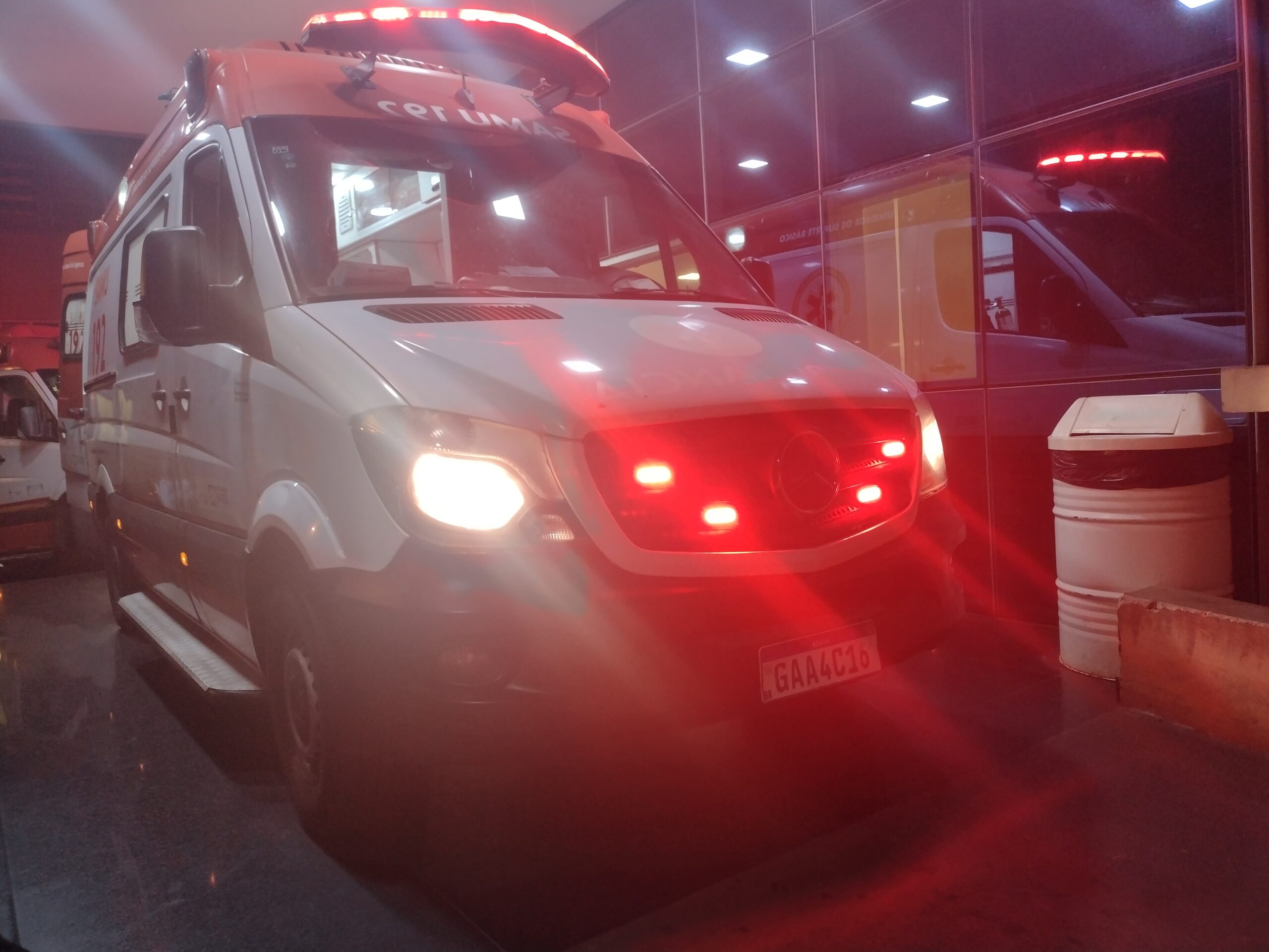 Colisão entre moto e caminhonete deixa condutora ferida