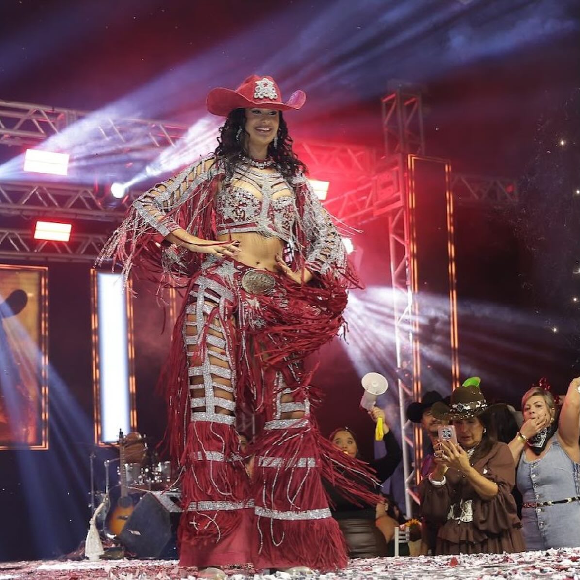 Lavínea Iara G. Ferreira foi eleita a Rainha da Expo Santa Juliana