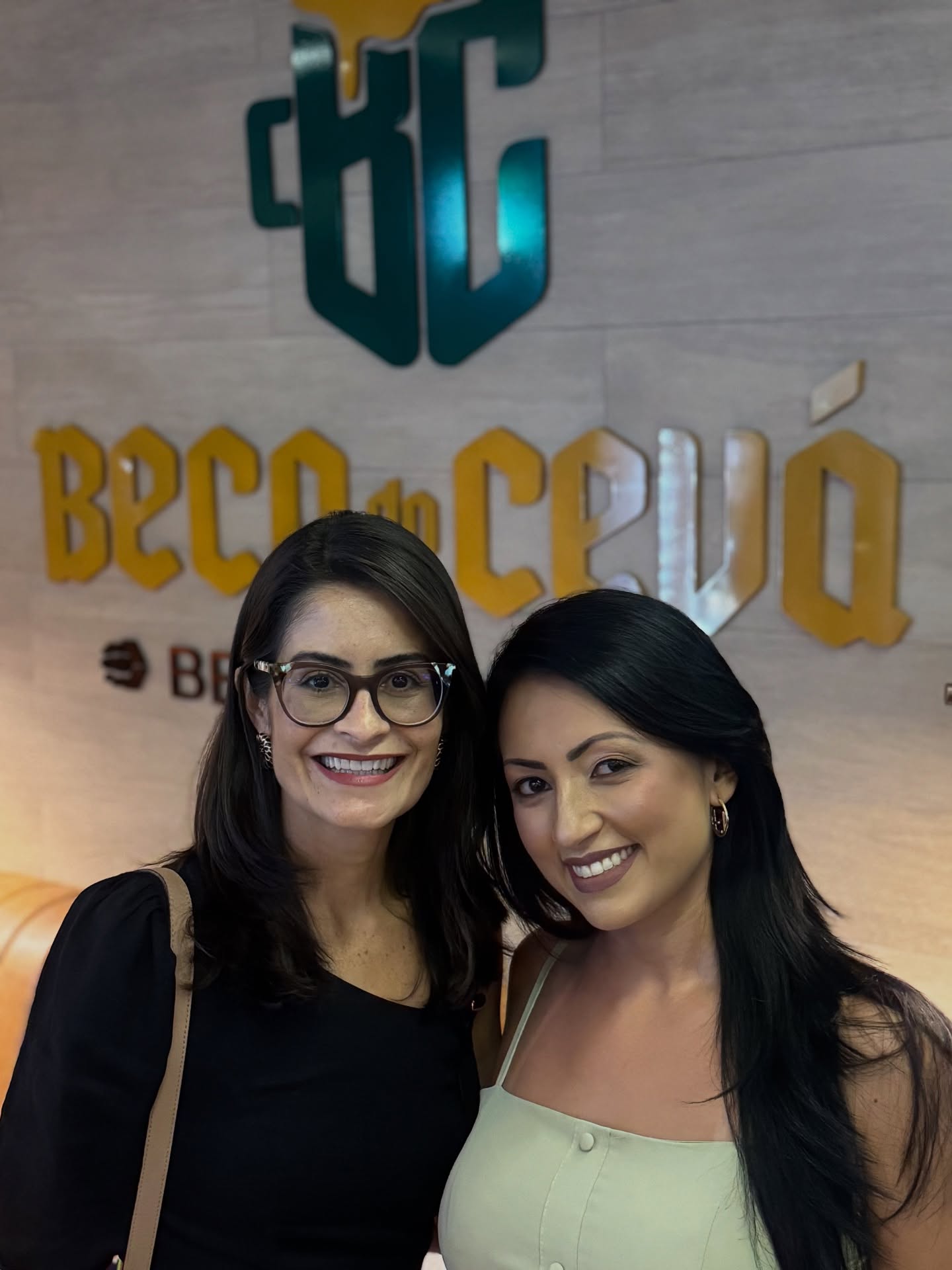 Melina Matheus e Paula Cruvinel Seconelli em clima de feriado