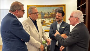 Prefeito Odair e secretário Thyago com promotor Levy Magno e o procurador Paulo Sérgio (Foto: Divulgação)