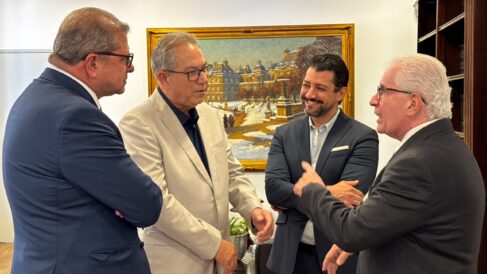 Prefeito Odair e secretário Thyago com promotor Levy Magno e o procurador Paulo Sérgio (Foto: Divulgação)