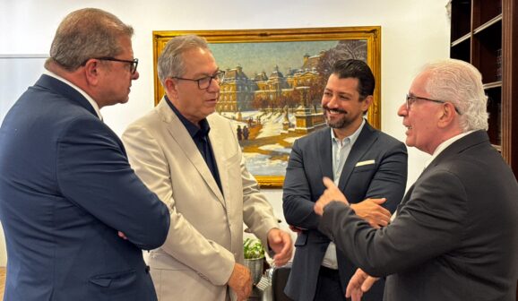 Prefeito Odair e secretário Thyago com promotor Levy Magno e o procurador Paulo Sérgio (Foto: Divulgação)