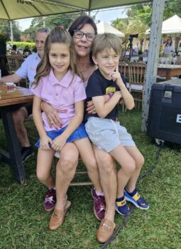 A vó Viviane Bonatelli Malho compareceu para o torneio de golfe