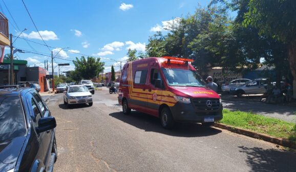 Jovem é socorrida pelos bombeiros após queda de moto (Foto: O Diário de Barretos)