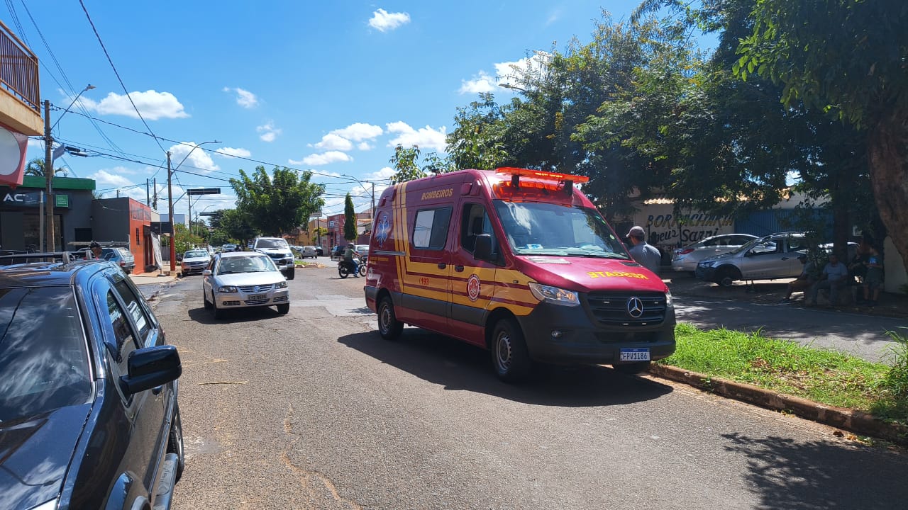 Jovem é socorrida pelos bombeiros após queda de moto
