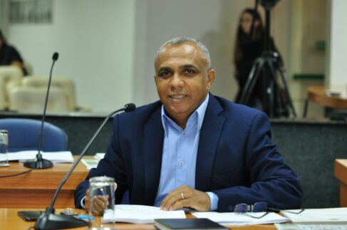 A Câmara Municipal de Barretos aprovou no ano passado, e já está em vigor, a Lei Municipal nº 7.232, de setembro de 2025, de autoria do vereador pastor Elson Santos