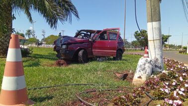 Condutor é socorrido após choque de carro contra poste na via das Comitivas (Foto: O Diário de Barretos)
