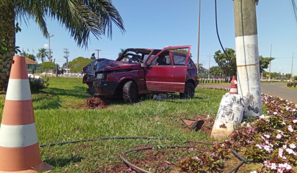 Condutor é socorrido após choque de carro contra poste na via das Comitivas (Foto: O Diário de Barretos)