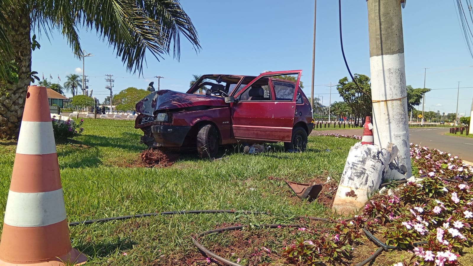 Condutor é socorrido após choque de carro contra poste na via das Comitivas