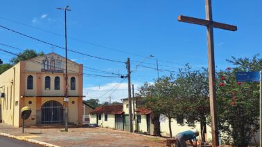 Após ser retirado na última semana, em virtude de problemas na estrutura, foi instalado nesta terça-feira (7) o novo cruzeiro da Capela de Santos Reis.