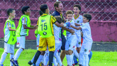 FUTURO: O técnico Lucas Vô comemorando gol do volante Davi Lucas do Sub-11 com os demais jogadores Base do BEC estreia no Campeonato Paulista