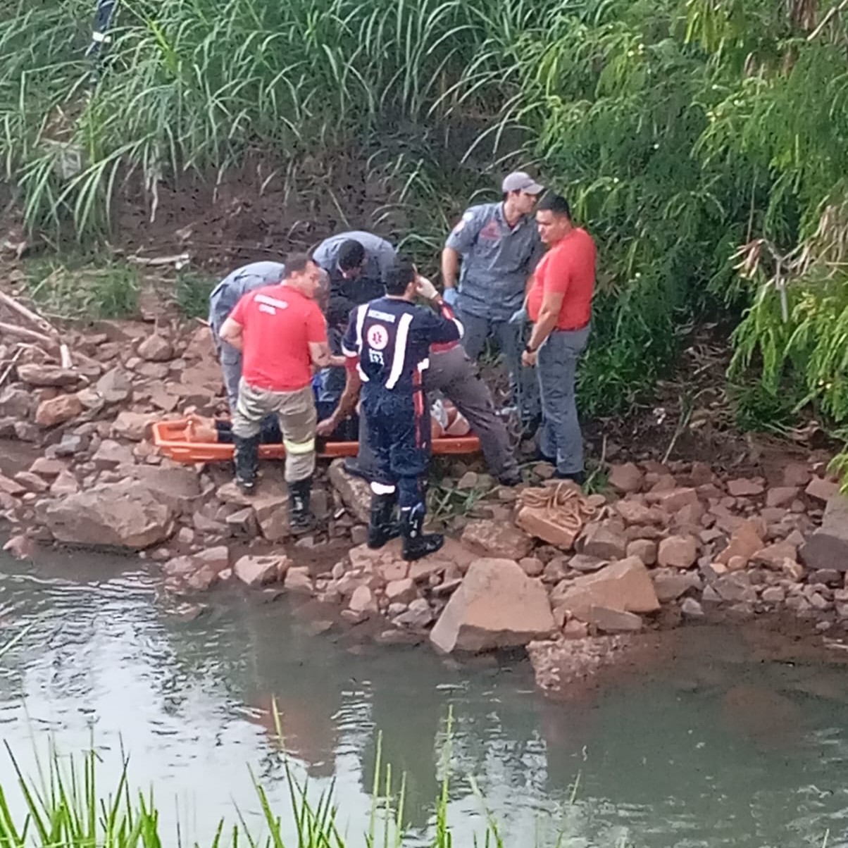 Bombeiros e SAMU prestam socorro as vítimas de queda em córrego