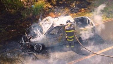 Incêndio destrói veículo na vicinal Pedro Vicentini (Foto: O Diário de Barretos)
