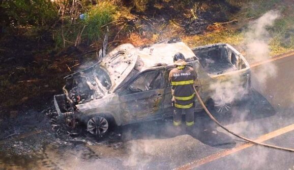 Incêndio destrói veículo na vicinal Pedro Vicentini (Foto: O Diário de Barretos)