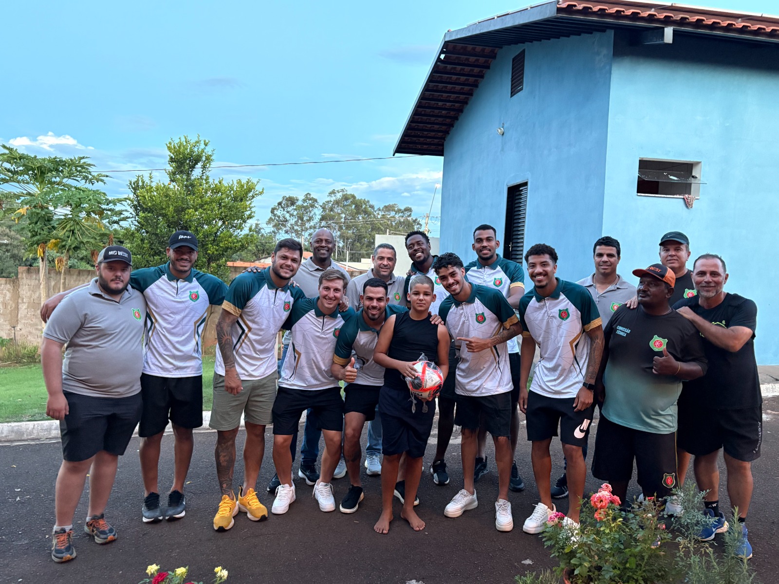 Jogadores do BEC levam doações de leite para entidade