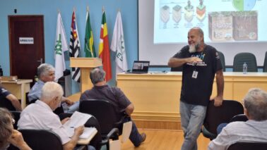 Teve início nesta quarta-feira (15), no auditório do Sindicato Rural do Vale do Rio Grande, o curso sobre Agricultura Regenerativa, com foco na adubação verde, uso de plantas de cobertura e diagnóstico do solo voltado para o manejo regenerativo