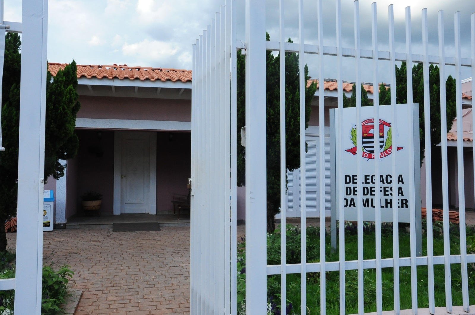 Homem é preso por cárcere privado