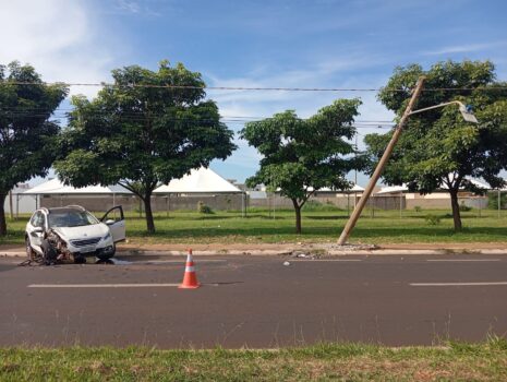 Condutora é socorrida após acidente na avenida Antonio Frederico Ozanan (Foto: O Diário de Barretos)