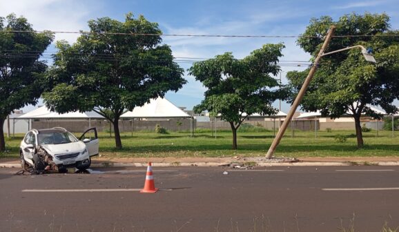 Condutora é socorrida após acidente na avenida Antonio Frederico Ozanan (Foto: O Diário de Barretos)