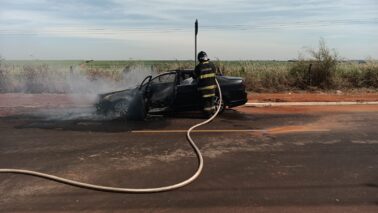 Bombeiros apagam incêndio em veículo no bairro Jardim Anastácio (Foto: O Diário de Barretos)