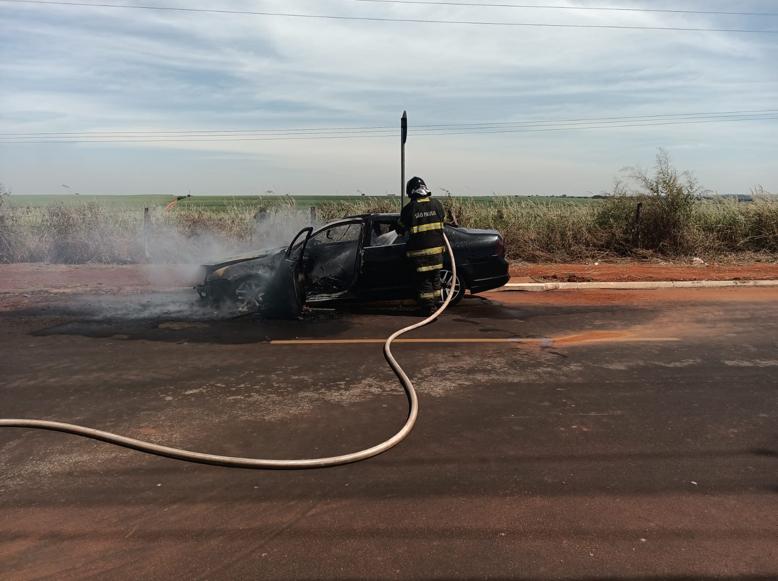 Bombeiros apagam incêndio em veículo no bairro Jardim Anastácio