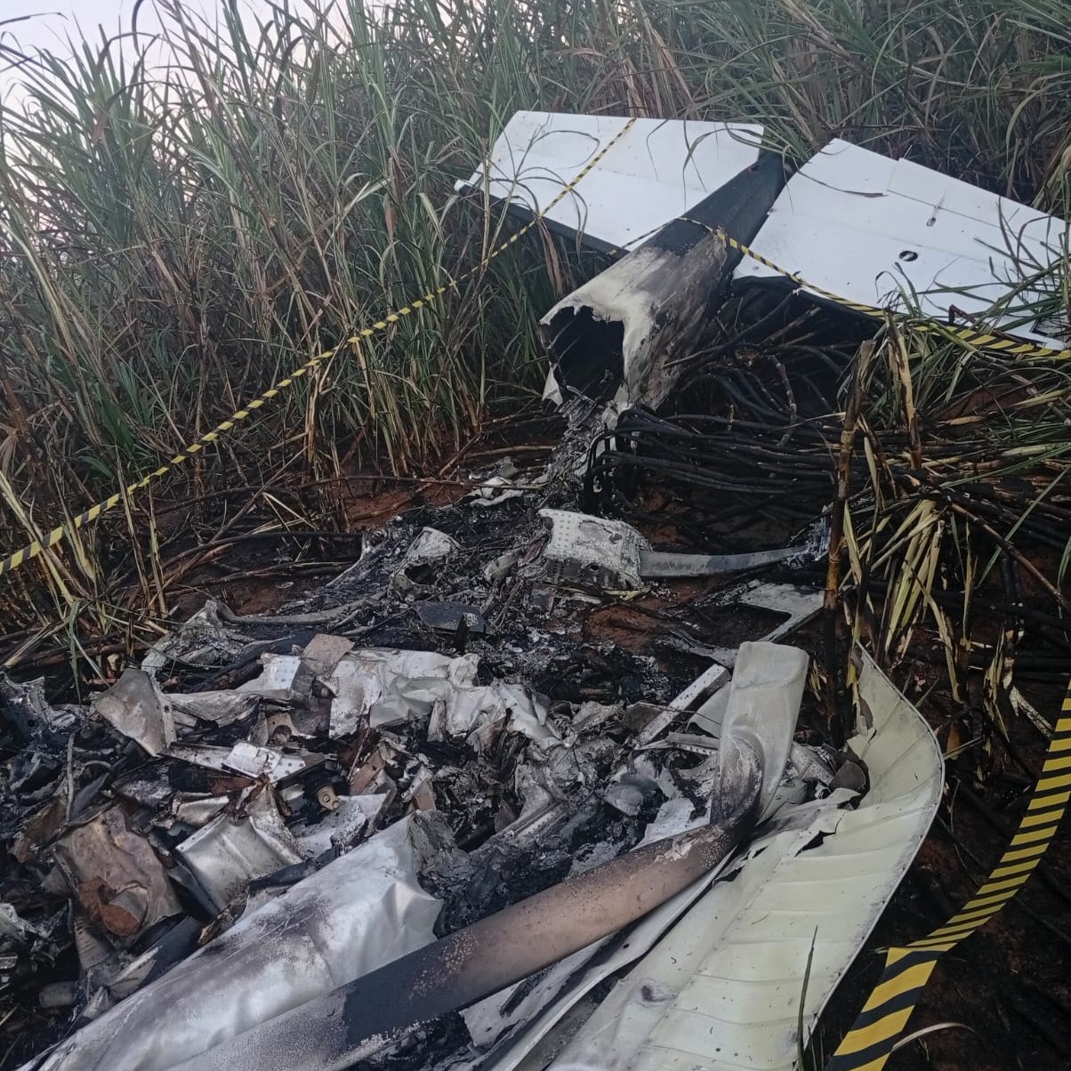 Avião cai e causa morte na área rural de Altair