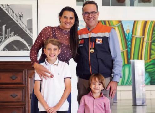 O coordenador Ricardo Maia junto a família