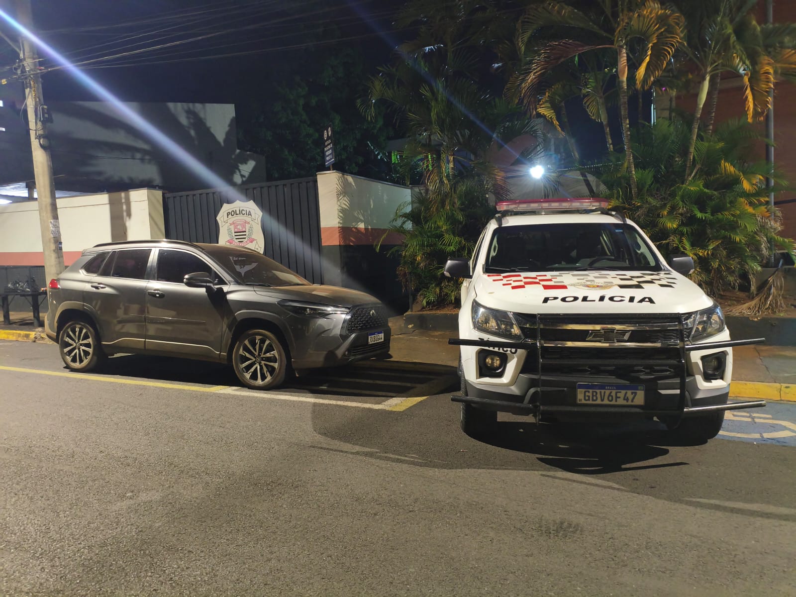 Polícia Militar encontra veículo com sinais identificadores adulterados