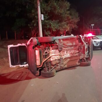 Bombeiros são acionados para capotamento na via das Comitivas (Foto: O Diário de Barretos)