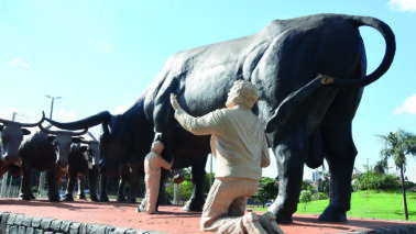 Vandalismo danifica monumento na região dos Lagos  