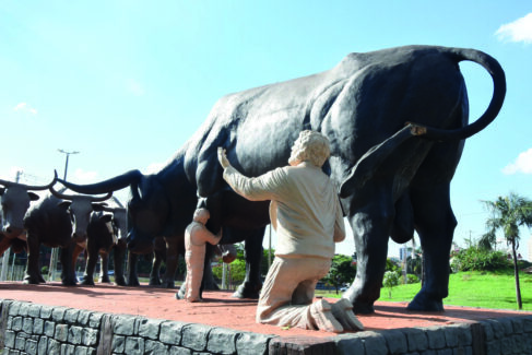 Vandalismo danifica monumento na região dos Lagos  