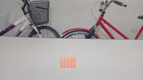 Suspeito é flagrado pela PM com cocaína e objeto furtado (Foto: O Diário de Barretos)