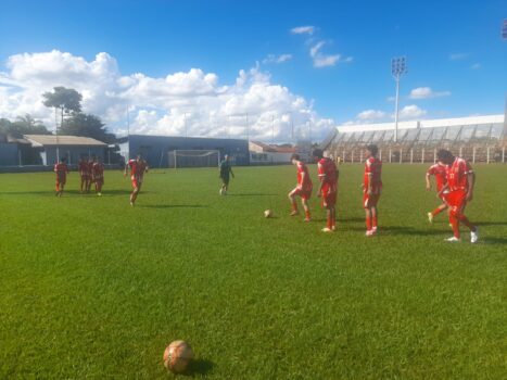 As equipes Sub-15 e Sub-17 do Barretos Esporte Clube, treinadas por Alan Kardec e Wagner Campagnuolo, vão estrear neste sábado (25), no Campeonato Paulista, jogando no estádio Fortaleza.
