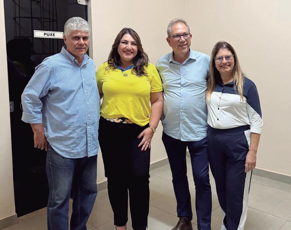 Prefeito e demais convidados em evento