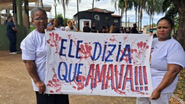 Ato cobra justiça por morte de mulher e mobiliza população em praça