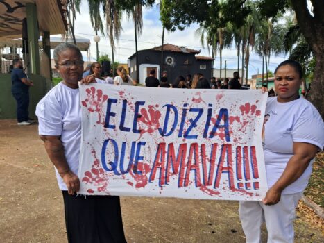 Ato cobra justiça por morte de mulher e mobiliza população em praça