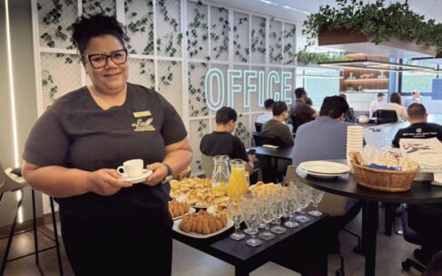 Gerente Solange representando a La Maison