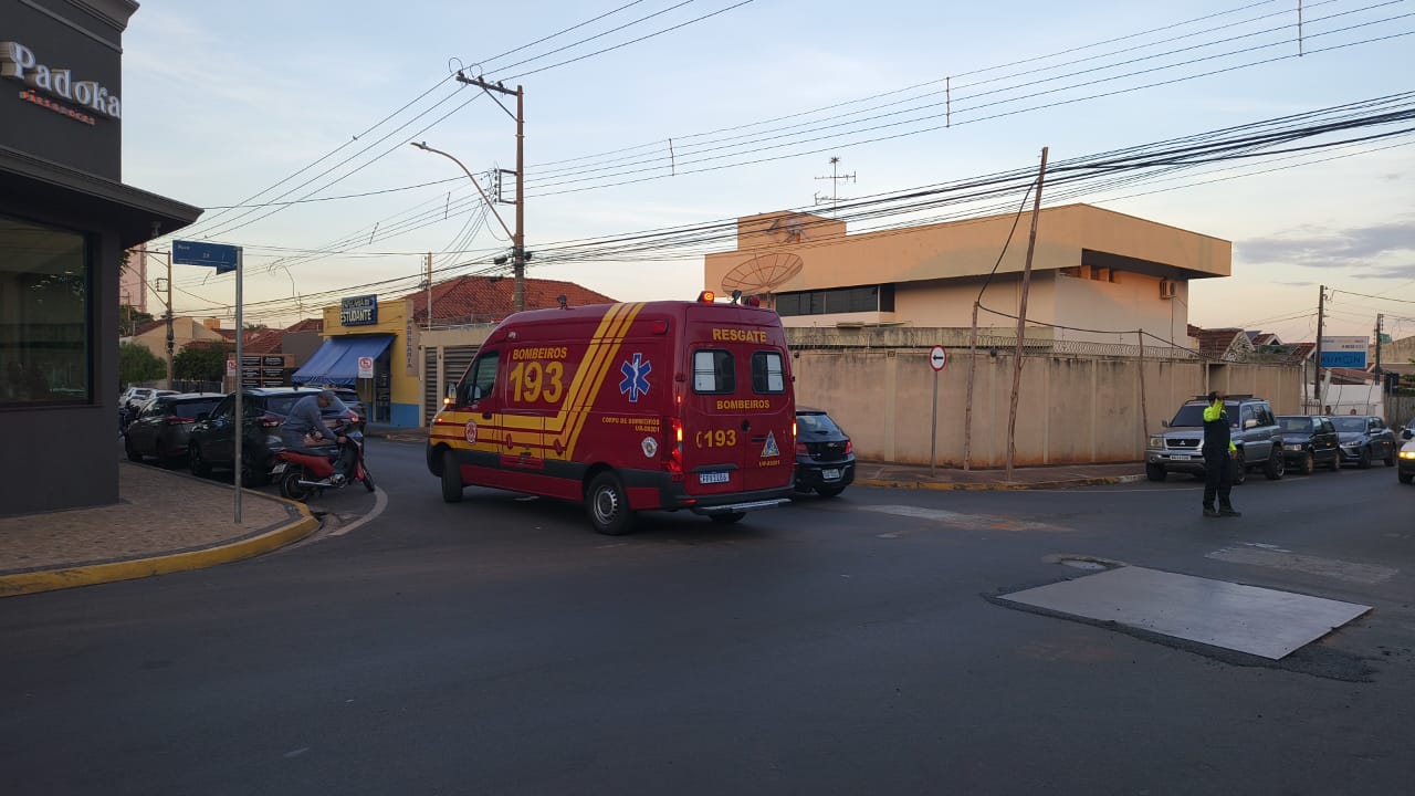 Colisão entre moto e bicicleta na área central