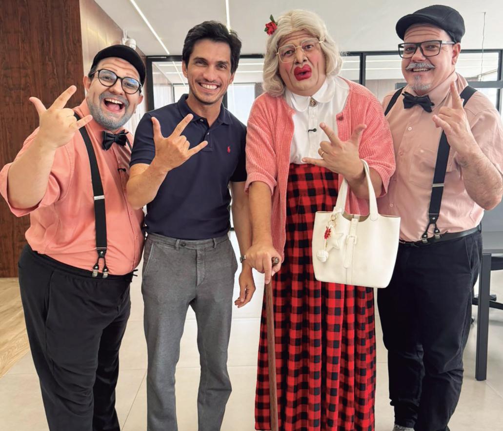 Marcelo Monteiro ao lado da banda Geriatricus
