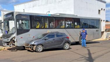 Colisão envolve ônibus e carro na área central (Foto: O Diário de Barretos)