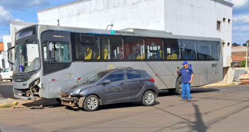 Colisão envolve ônibus e carro na área central (Foto: O Diário de Barretos)