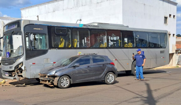 Colisão envolve ônibus e carro na área central (Foto: O Diário de Barretos)