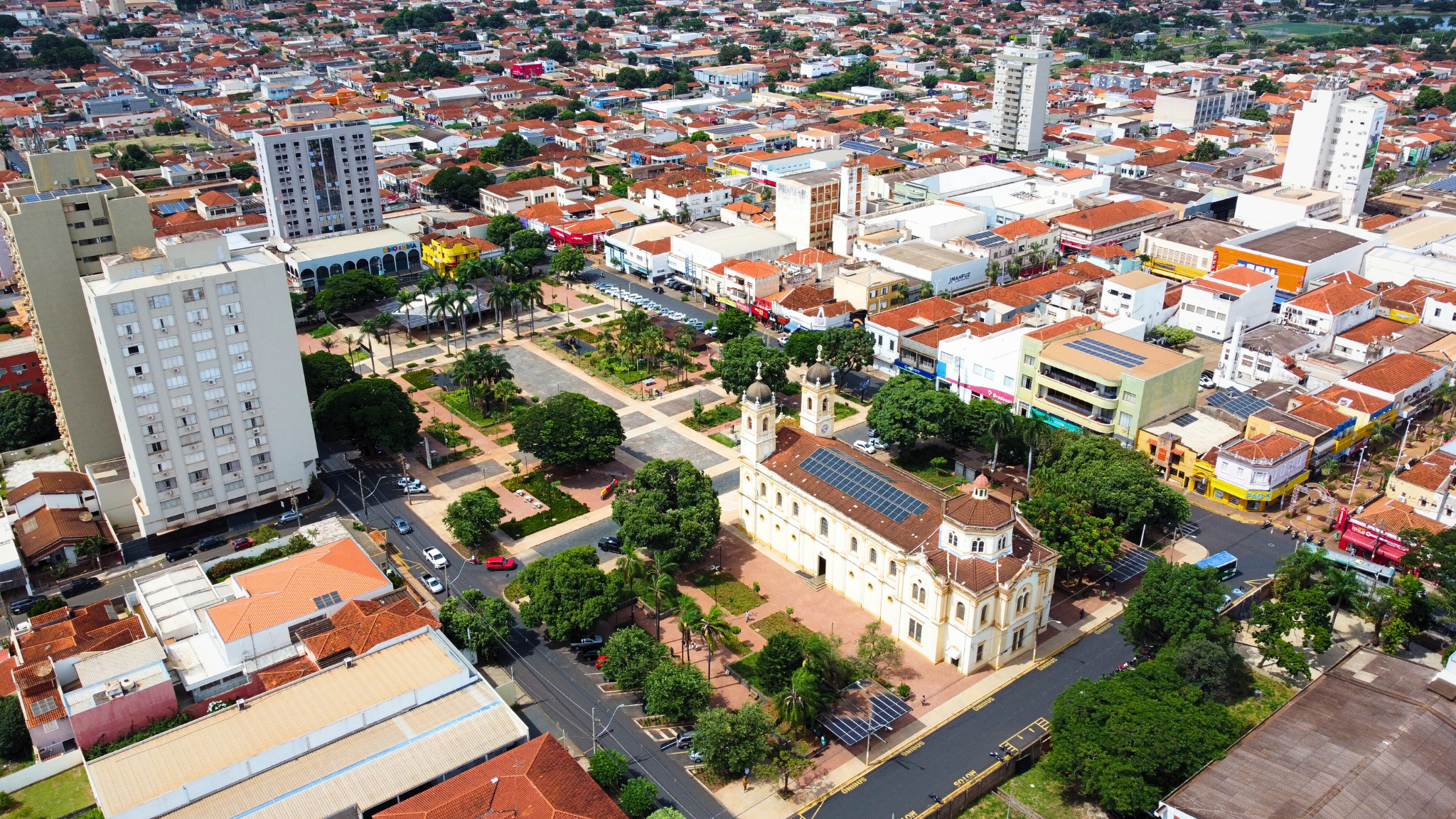 Cidade tem lojas fechadas e abertura apenas de serviços essenciais