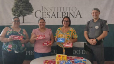 Polícia Militar entrega doação de bombons para assistidos do Instituto Cesalpina (Foto: O Diário de Barretos)